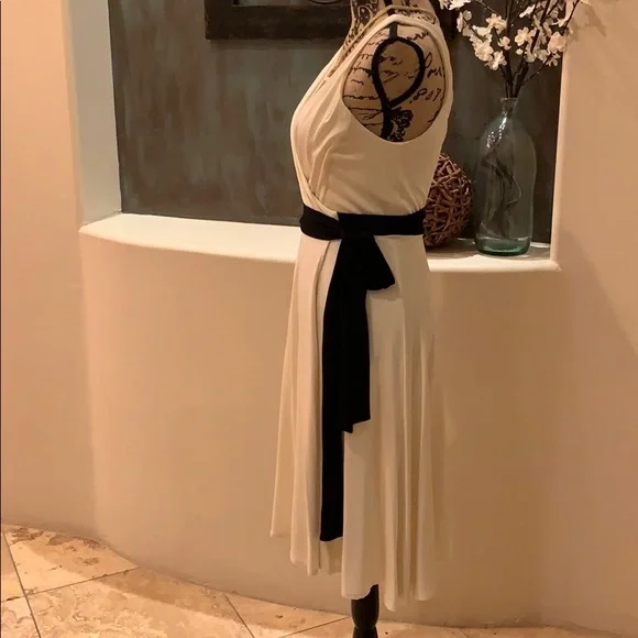 Diane Von Furstenberg Off-White and Black wrap dress - Picture 3 of 6